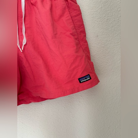 Patagonia Lined Baggies™ 5" Coral Shorts, Size Medium - Picture 2 of 4